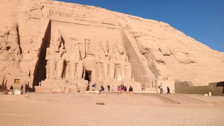 Aegypten_Abu Simbel_grosser Tempel_Ramsesstatuen