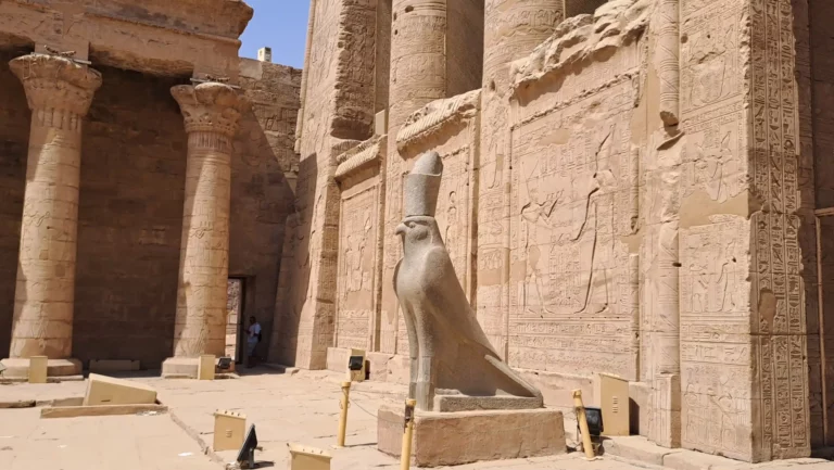 Aegypten_Edfu_Horustempel_Horusstatue_Innenhof