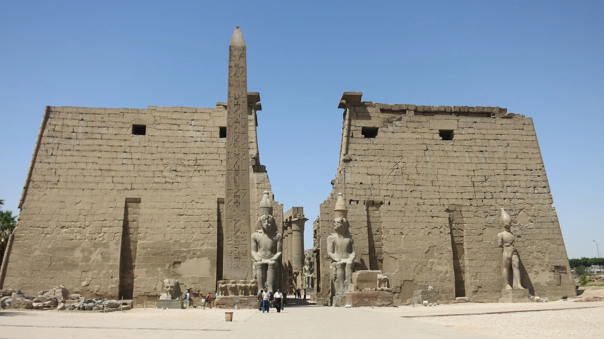 Aegypten_Luxortempel_Ramsesstatuen_Obelisk