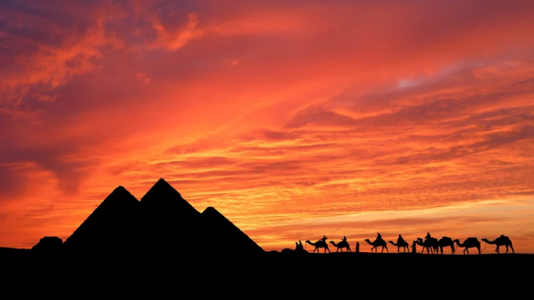 Aegypten_Pyramiden_Kamele_Sonnenuntergang