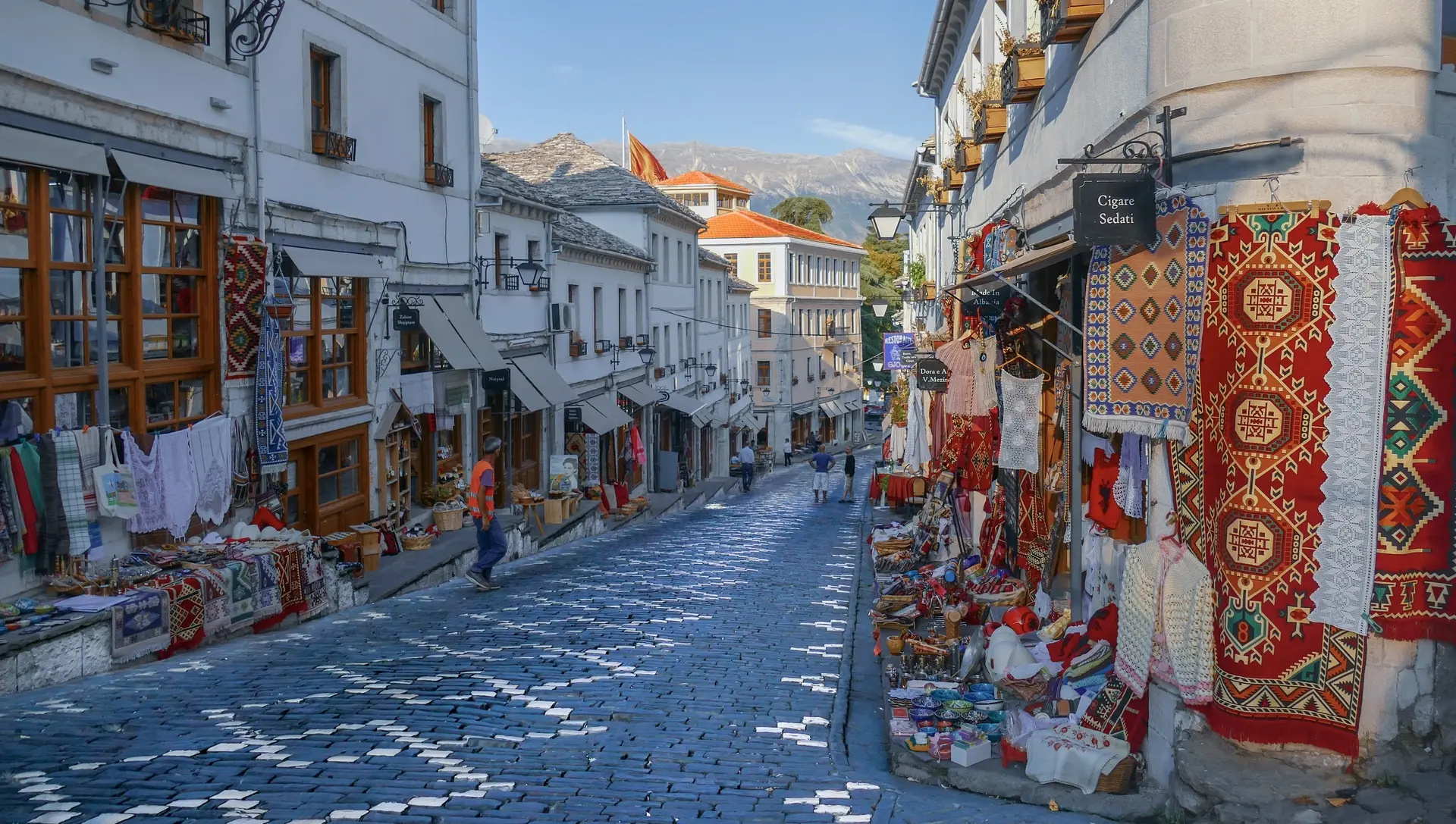 Albanien_Gjirokaster_Gasse