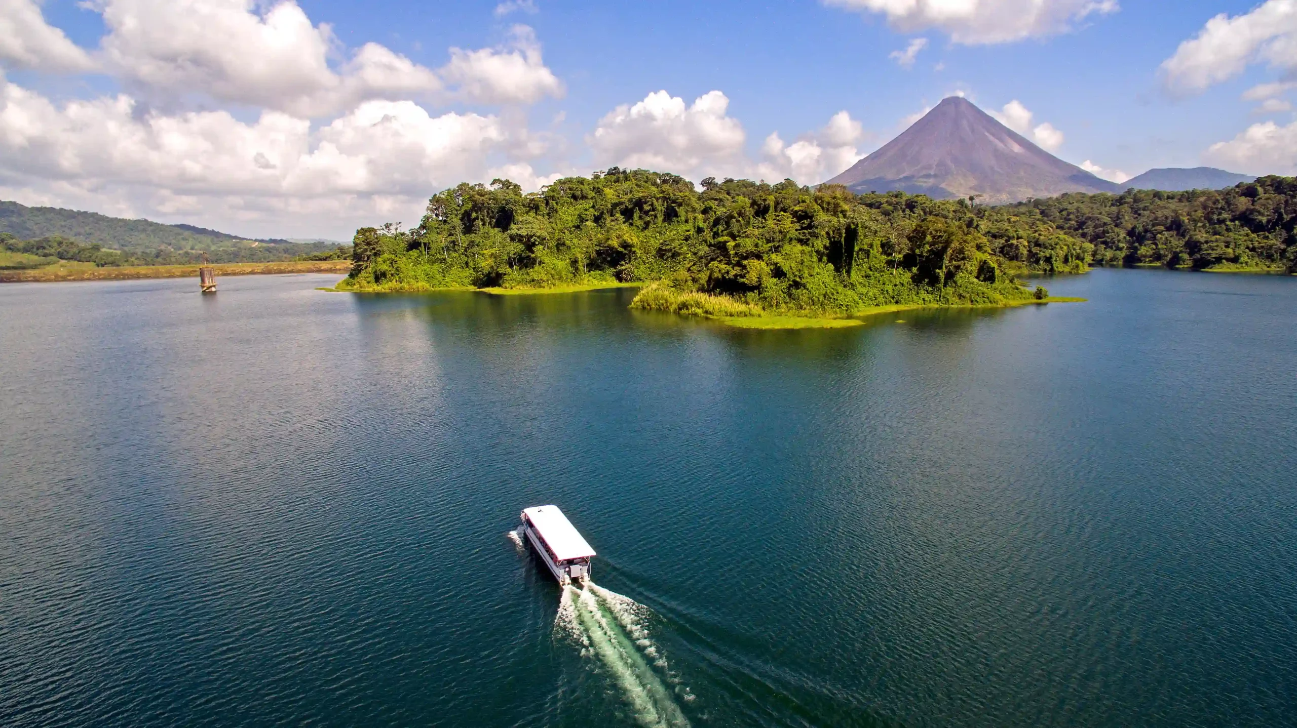 Costa-Rica_Boote_Lago-Volcan-Represa