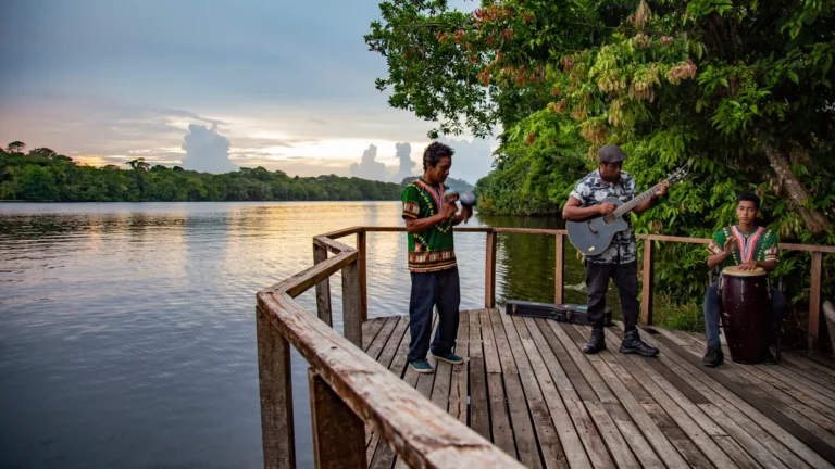 Costa Rica_Tortuguero_Musiker_Sonnenuntergang