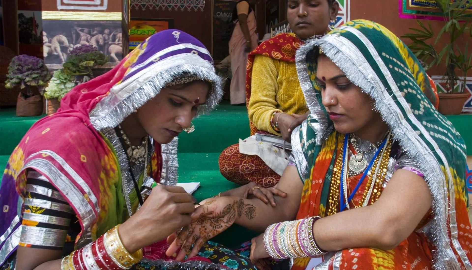 Indien_Art-Applying-Mehandi