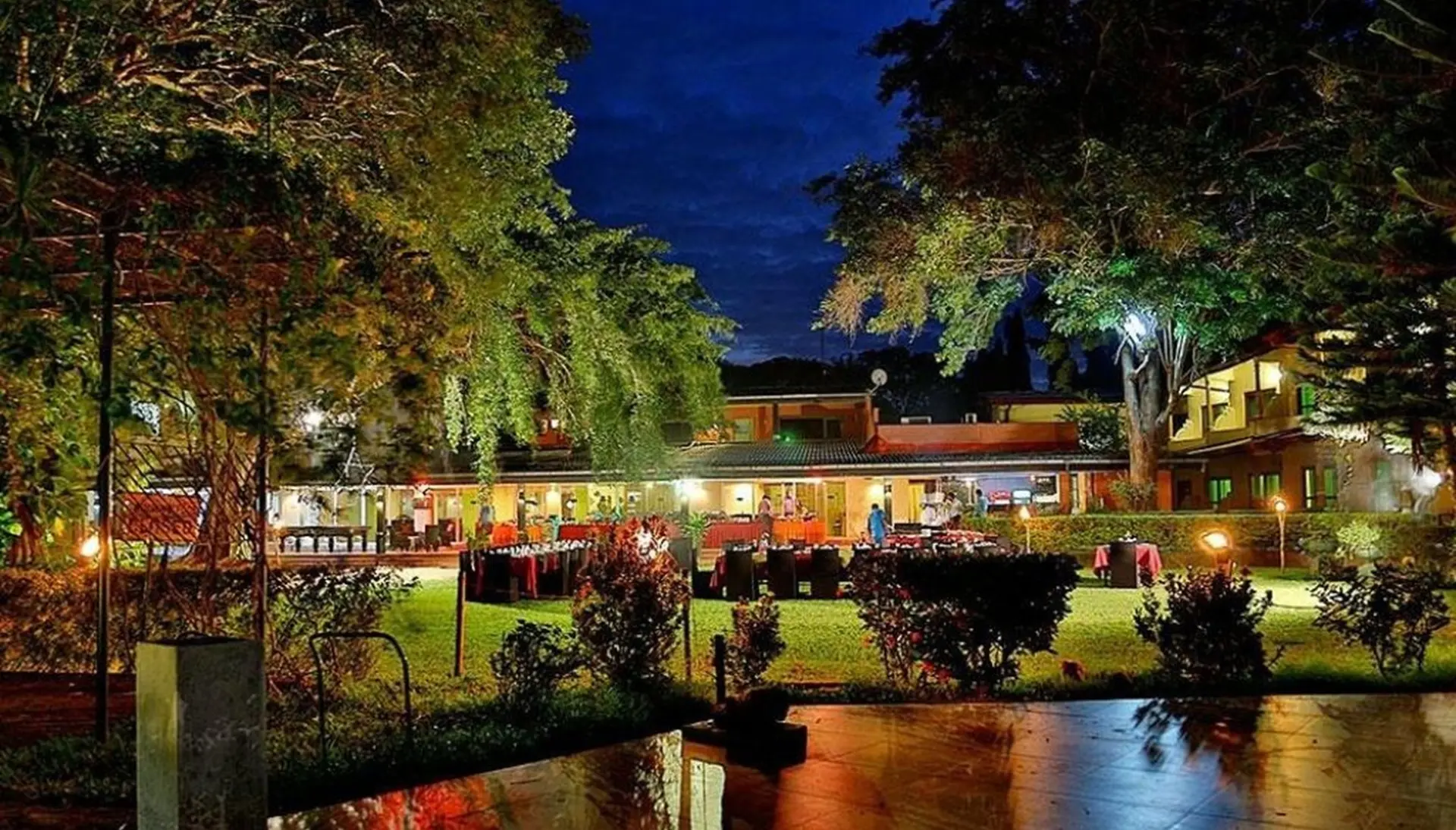 Miridiya-Lake-Resort-Anuradhapura bei Nacht