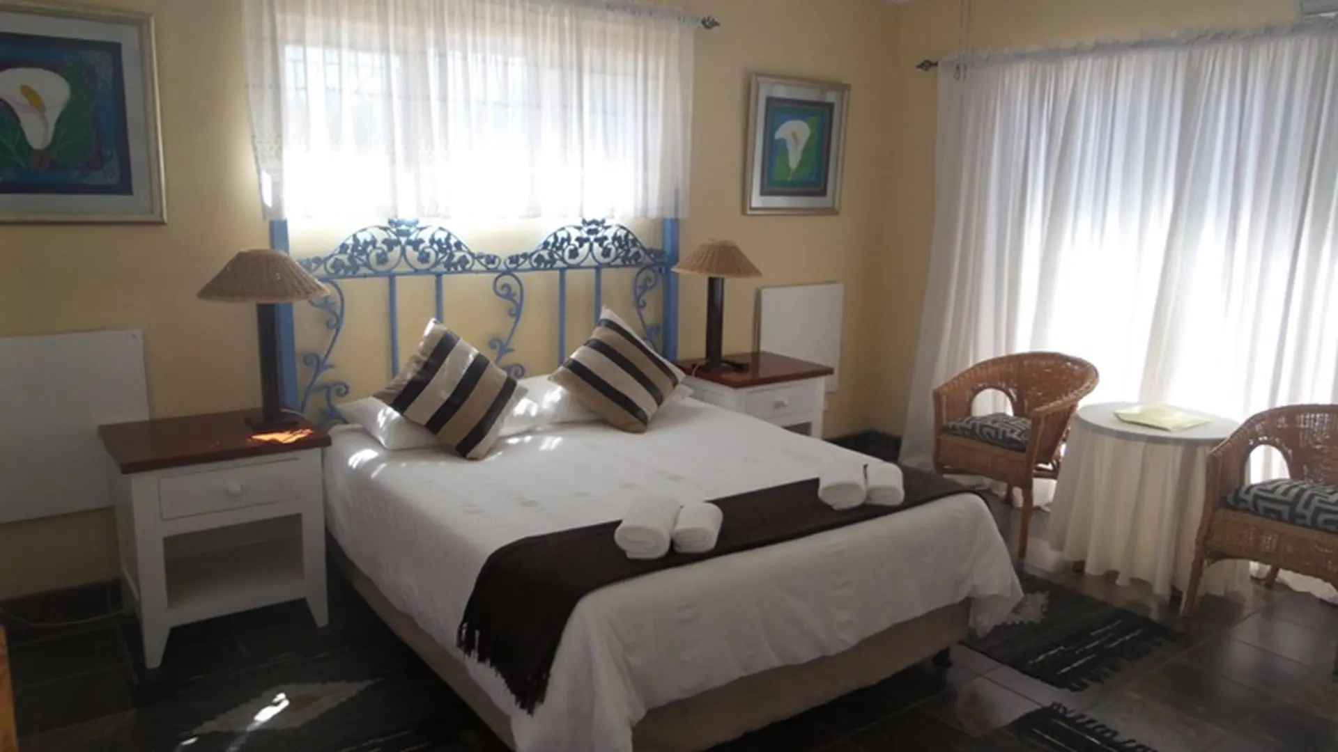 Sir-Lamberts-Guesthouse_Room