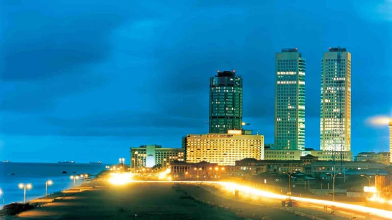 Sri-Lanka_Colombo-by-night