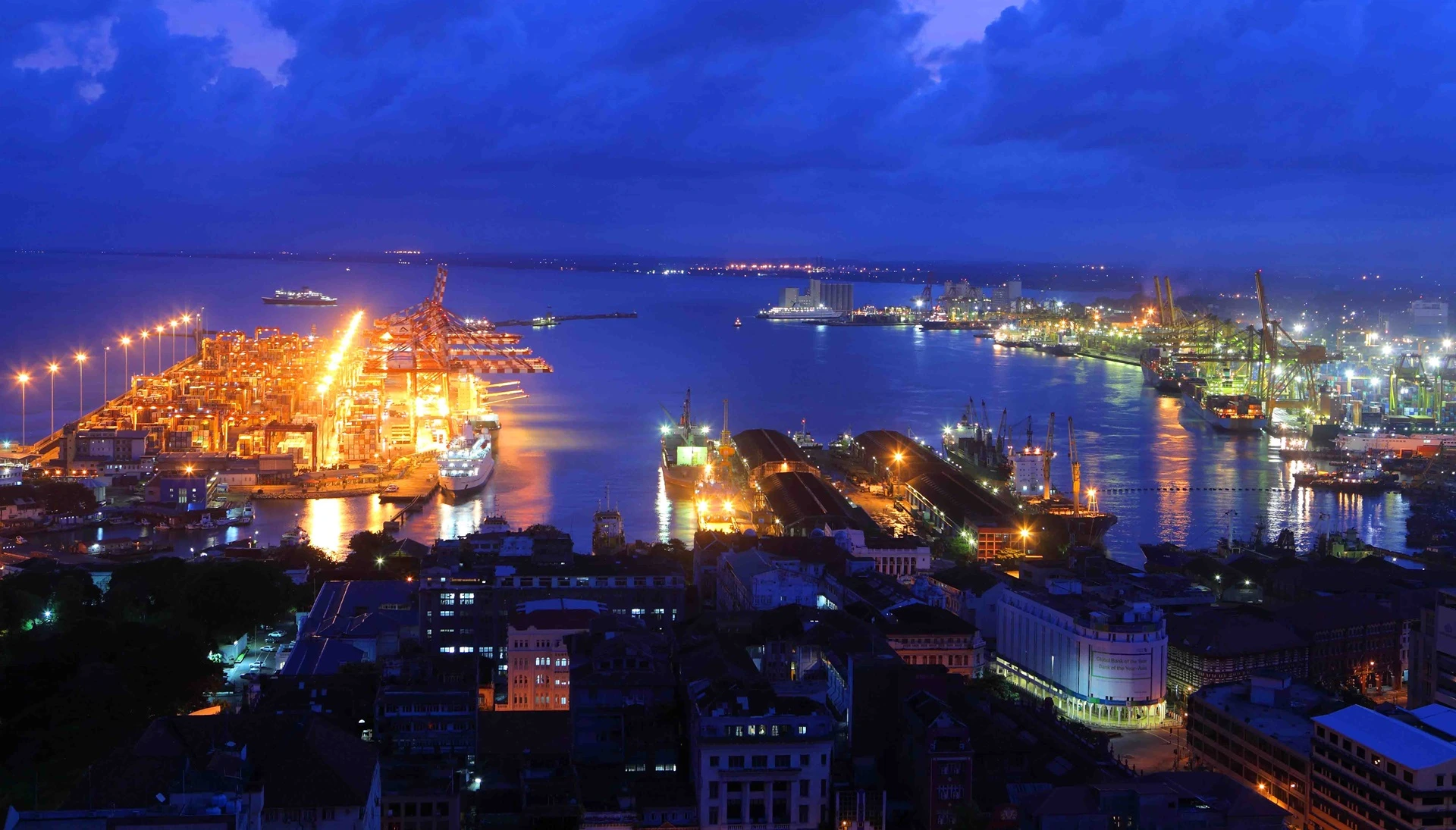 Sri-Lanka_Colombo-by-night