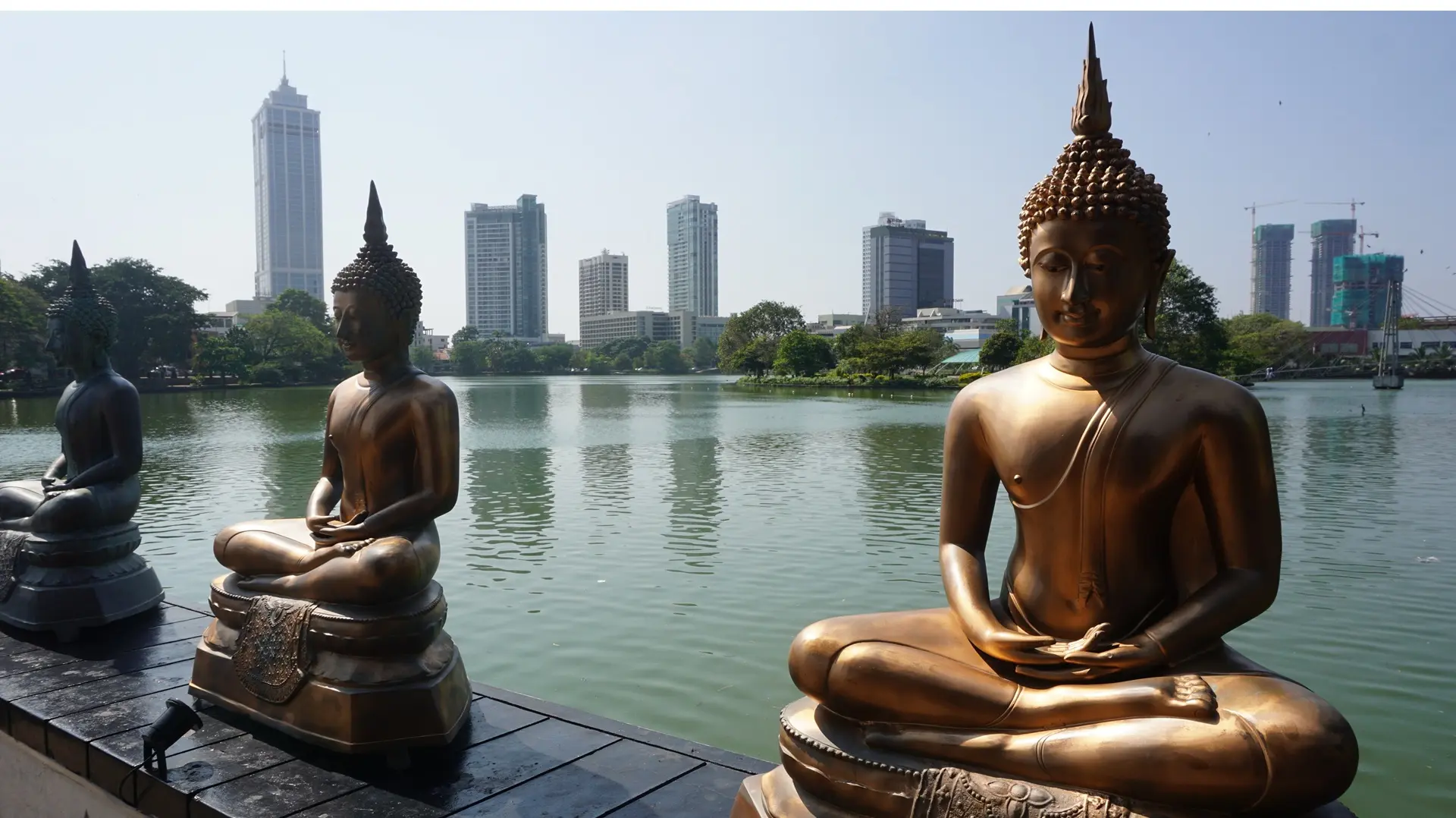 Sri-Lanka_Colombo_Buddhastatuen