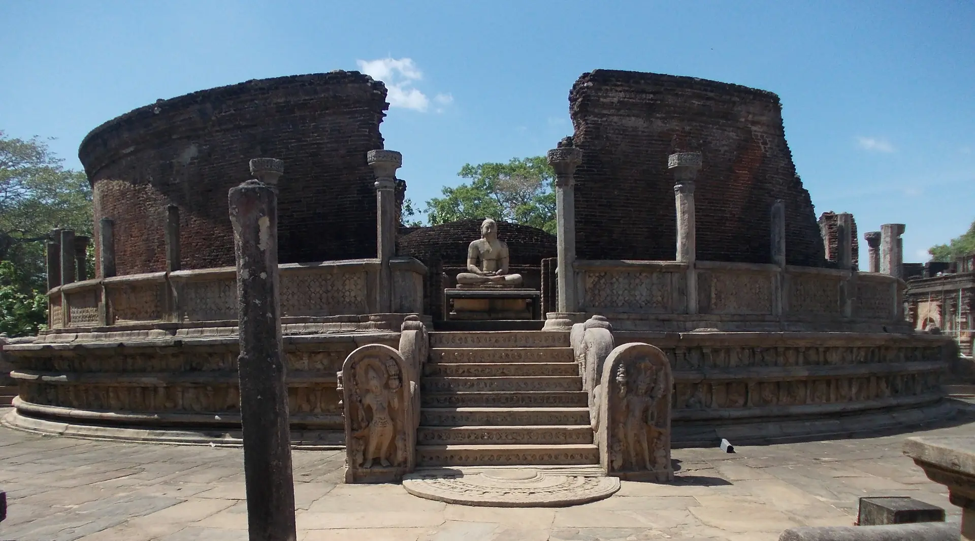 Sri-Lanka_Pollonaruwa_Tempel_Buddhastatue