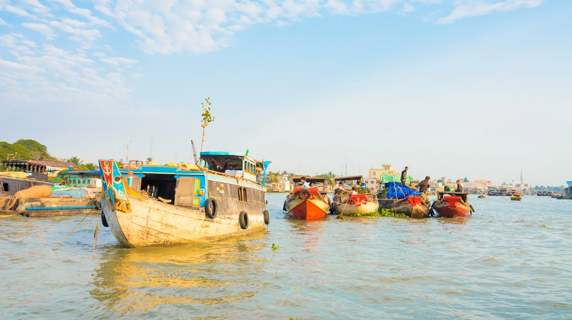 Vietnam_Cai_Be_floating_market