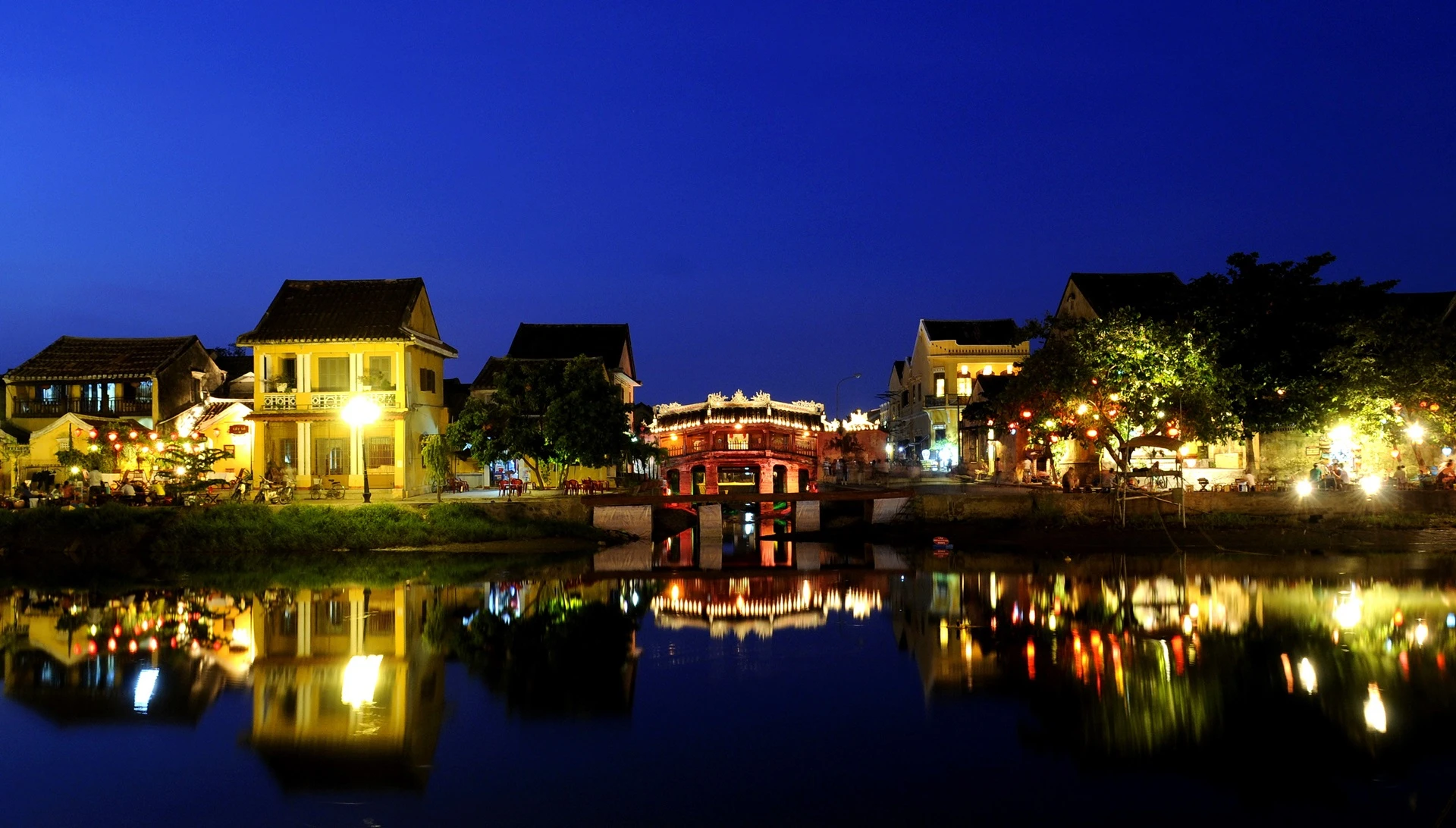 Vietnam_Hoi-An-ancient-town-at-night