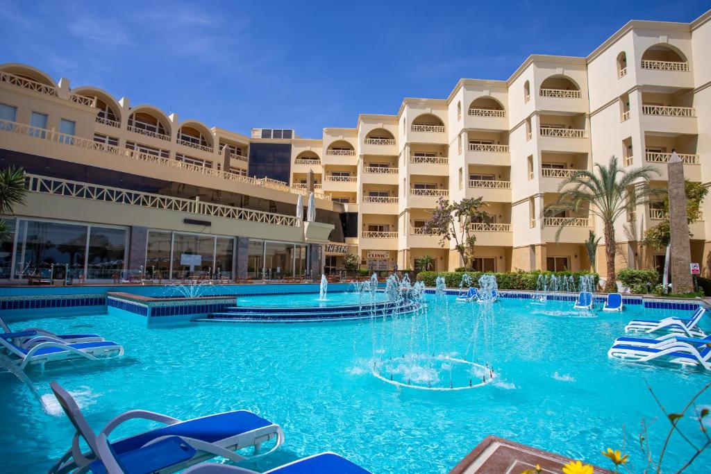 amc-royal-hotel-spa_pool